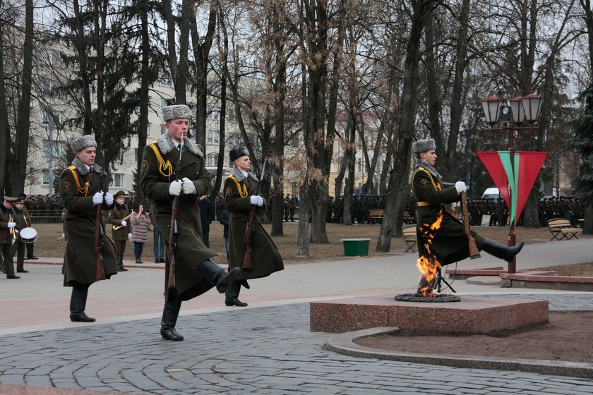 Возложение цветов к памятнику советским воинам и партизанам, погибшим в годы ВОв